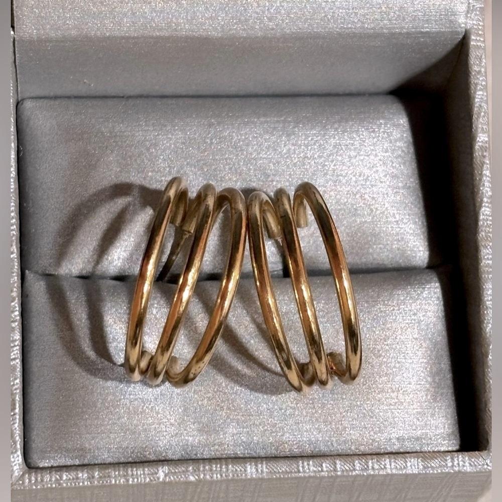 Macy’s Gold Minimalist Hoop Earrings Elegant Design - Picture 4 of 6